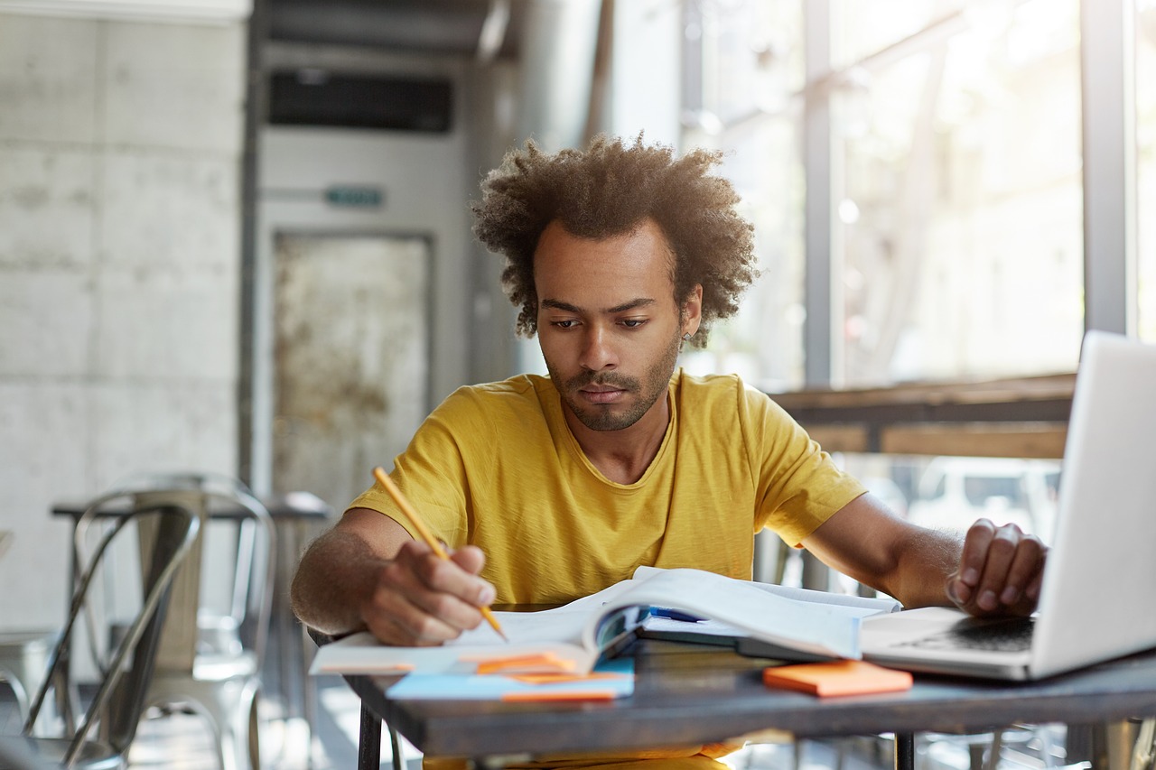 Homme, Etudiant, écriture. Utilisation gratuite. CNAM